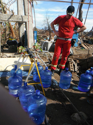 distribution eau potable typhon haiyan